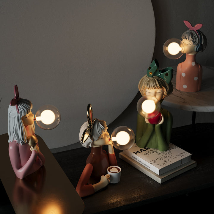 Keramikfiguren mit Glühbirnen, bunte Kleidung, dekorative Tischlampen, modernes Design.