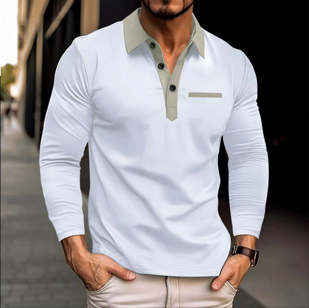 Mann in weißem Langarmshirt mit grauem Kragen, modisch, urbaner Hintergrund.