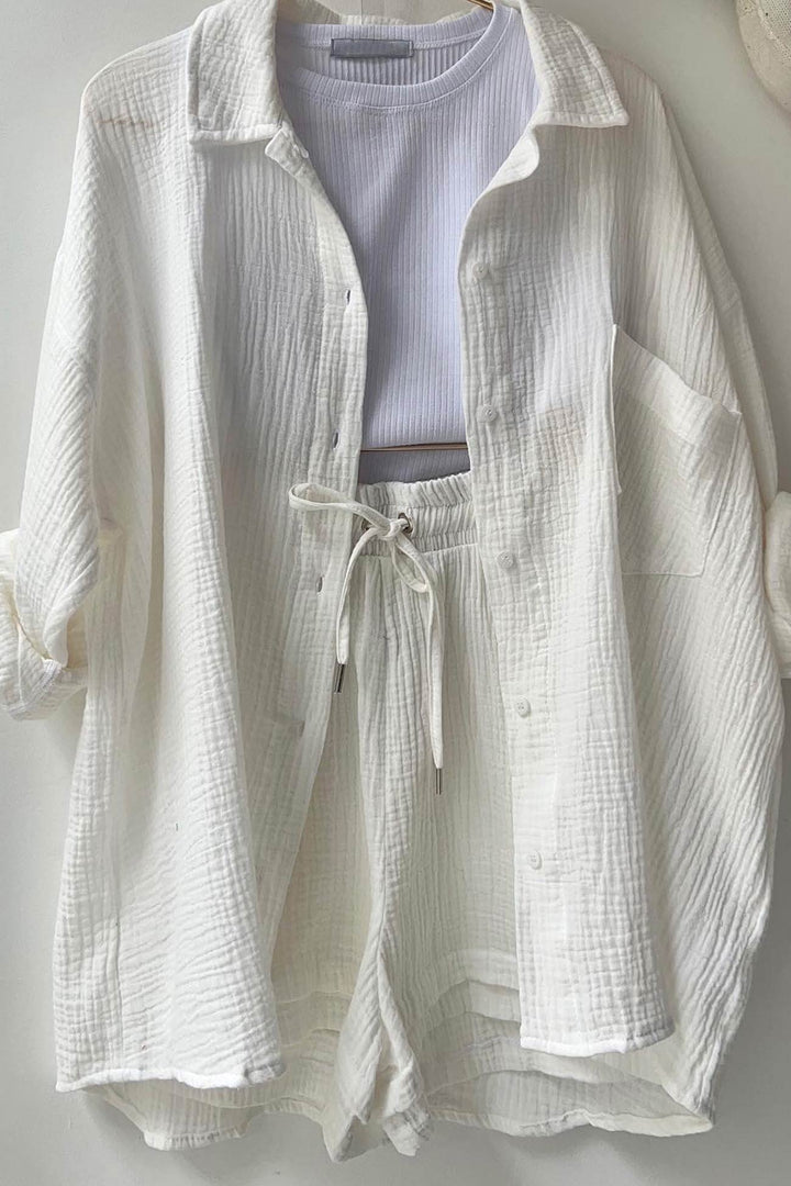 Weißes Langarmhemd und Shorts-Set aus Baumwolle für Damen, lässig und bequem.