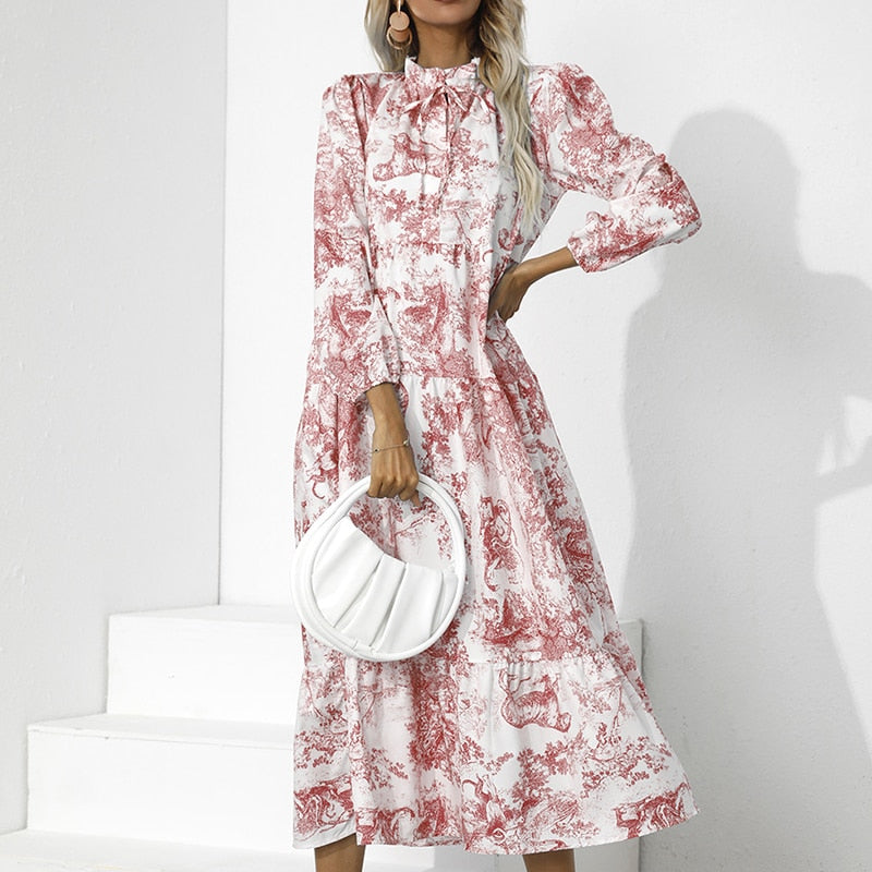 Frau in rotem, geblümtem Maxikleid mit weißen Accessoires, modisch, elegant, Sommerkleidung.