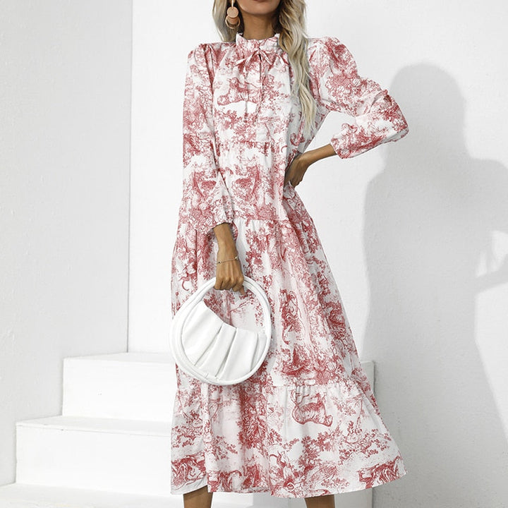 Frau in rotem, geblümtem Maxikleid mit weißen Accessoires, modisch, elegant, Sommerkleidung.