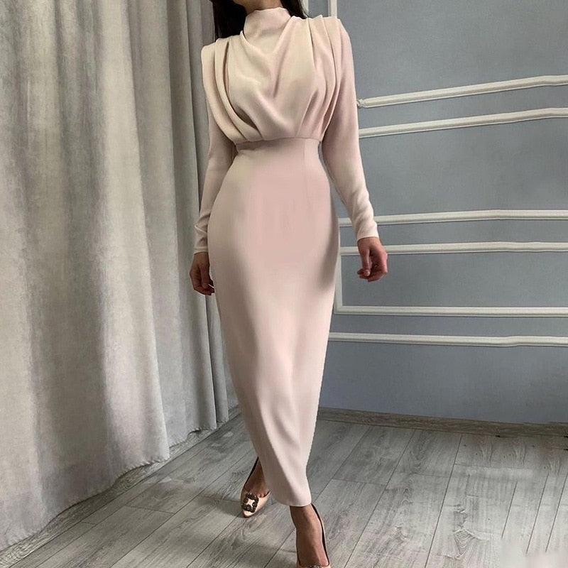 Elegantes langes Abendkleid, cremefarben, mit Drapierung, für Damenmode und besondere Anlässe.