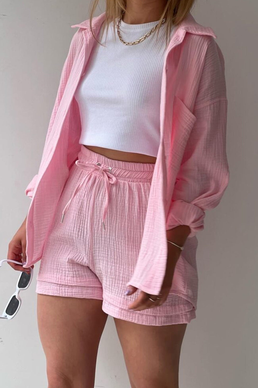 Damen-Set aus rosa Langarmhemd und Shorts, weißes Top, lässig, Sommermode.