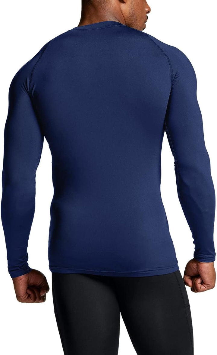 Mann in dunkelblauem, langärmligem Kompressionsshirt, Sportbekleidung, Rückansicht.