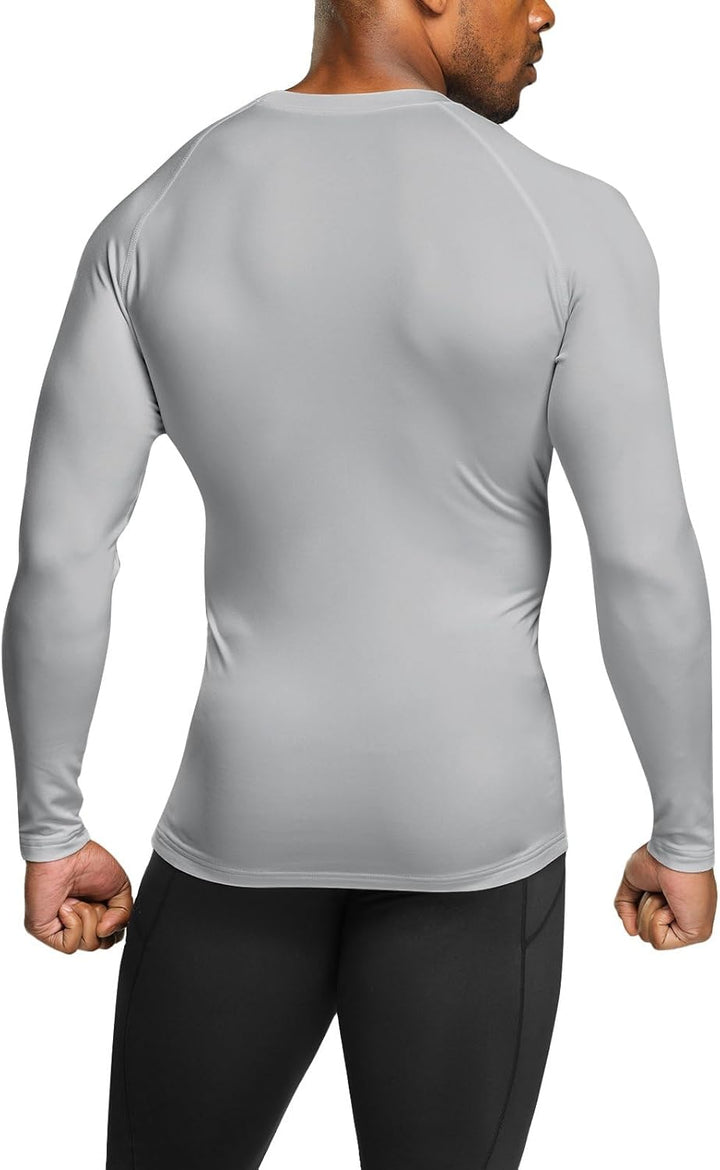 Mann in grauem, langärmligem Kompressionsshirt, Sportbekleidung, Rückansicht.