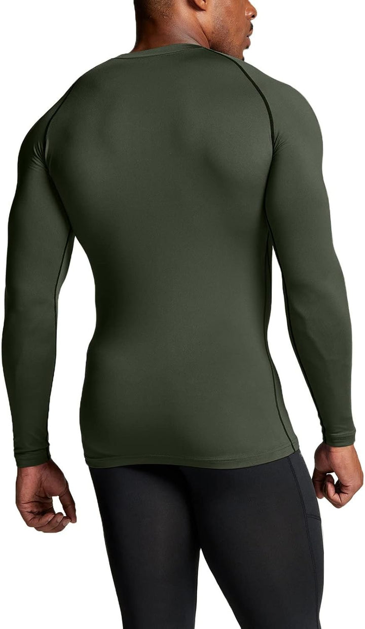 Mann in dunkelgrünem, langärmligem Kompressionsshirt, Sportbekleidung, Rückansicht.