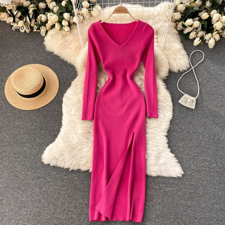 Rosa Strickkleid mit V-Ausschnitt, Langarm, elegantes Design, ideal für Herbstmode.