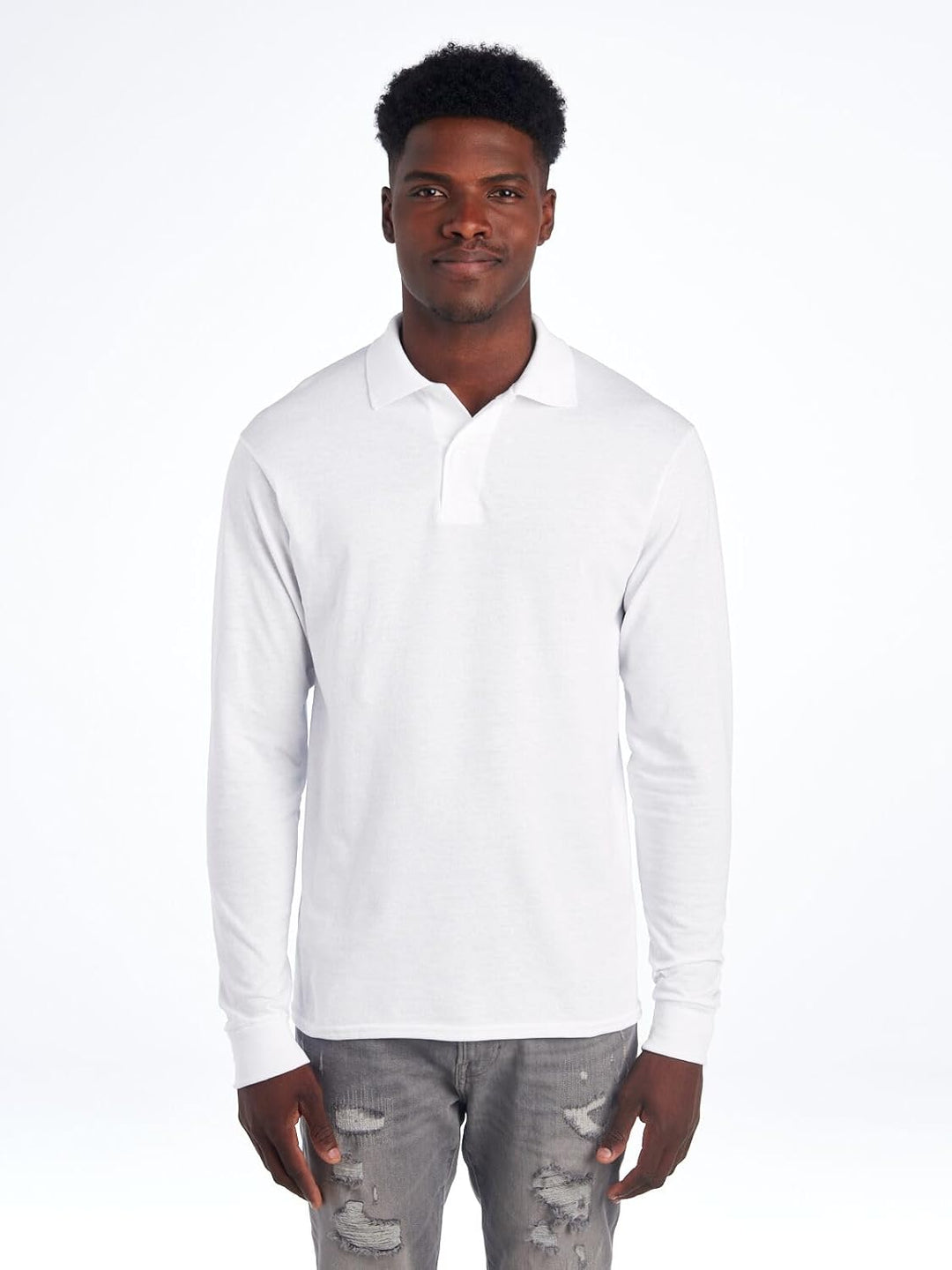 Mann trägt weißes Langarm-Poloshirt, graue Jeans, Mode, Herrenbekleidung, Freizeitlook.