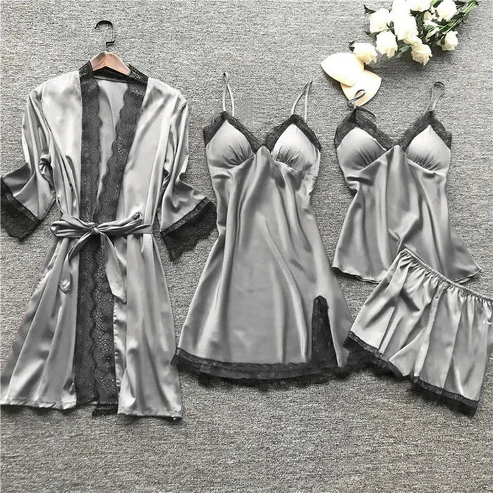 Graues Damen-Pyjama-Set aus Satin mit Spitze, bestehend aus Nachthemd, Shorts und Morgenmantel.