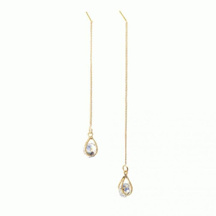 Goldene lange Tropfen Strass Ohrringe, unterschiedliche Längen, elegantes Schmuckdesign.