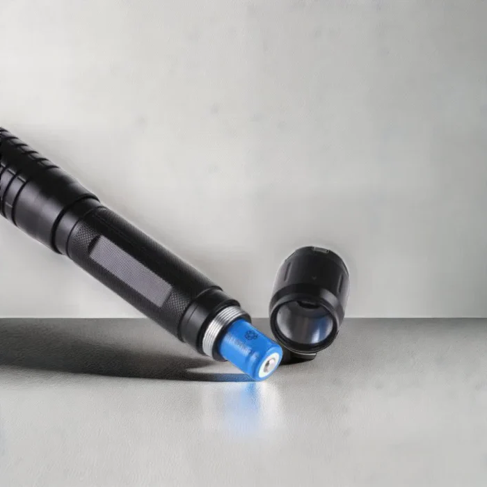 Schwarzer taktischer Taschenlampenstift mit blauem Akku, robustes Design, Outdoor-Ausrüstung.