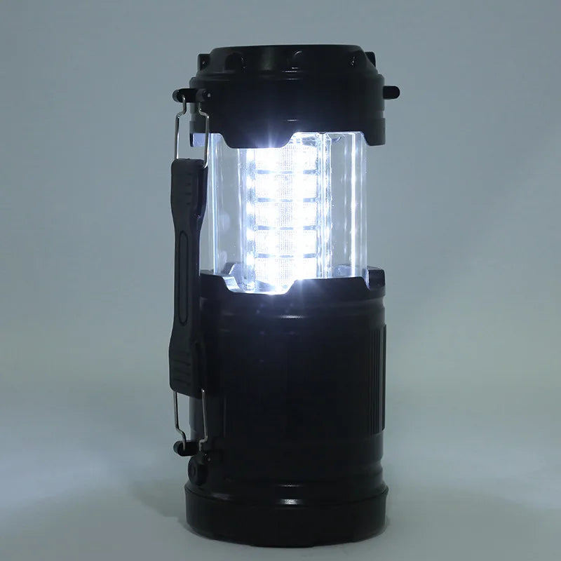 Schwarze LED-Campinglaterne, tragbar, batteriebetrieben, für Outdoor-Abenteuer.