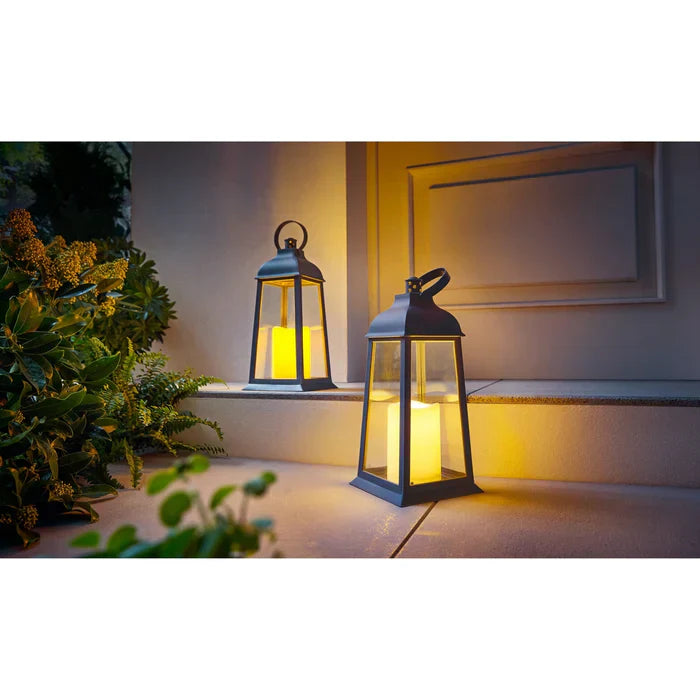 Schwarze Laternen mit LED-Kerzen, warmes Licht, Garten-Dekoration, abends auf Terrasse.