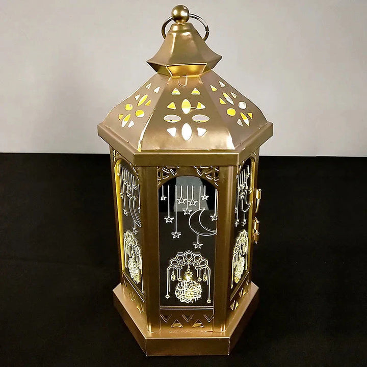 Goldene Metalllaterne mit orientalischem Design, sechseckig, dekorative Muster, für Innenräume.