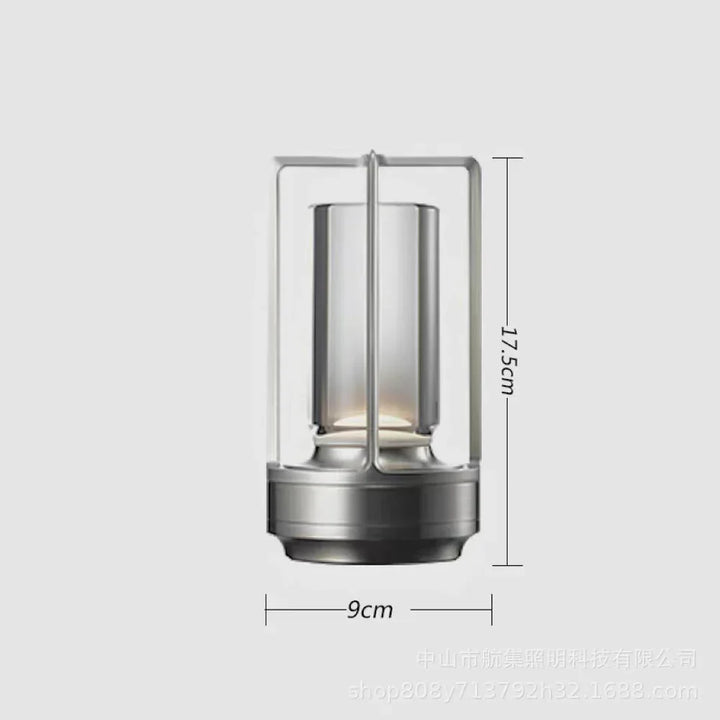 Moderne silberne LED-Laterne, 17,5 cm hoch, 9 cm Durchmesser, stilvolle Beleuchtung.