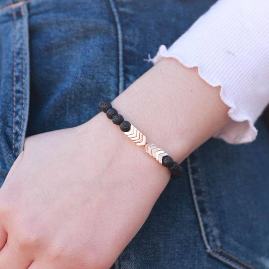 Armband mit Lavastein-Perlen und Chevron-Design, Aromatherapie, schwarz, weiß, auf Handgelenk.