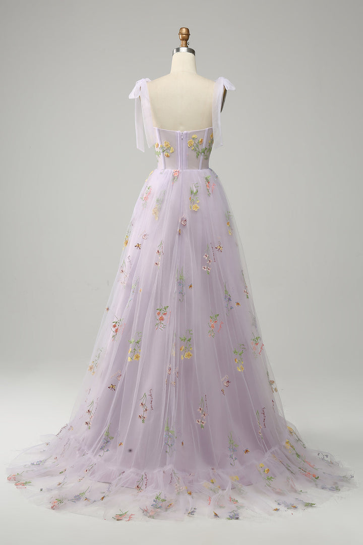 Lavendelfarbenes Abendkleid mit Blumenstickerei, Tüll, bodenlang, elegantes Design.