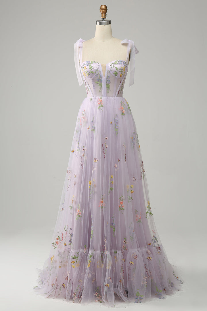 Lavendelfarbenes Abendkleid mit Blumenstickerei, Tüll, ärmellos, bodenlang, elegantes Design.
