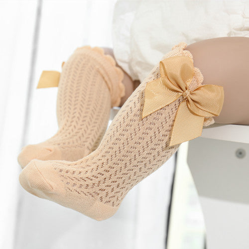 Beige Baby-Kniestrümpfe mit Schleife, Spitzenmuster, Baumwolle, für Mädchen, modisch, bequem.