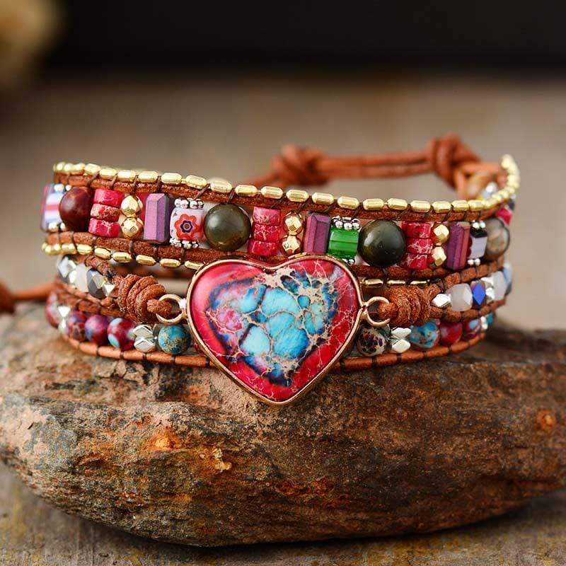 Handgemachtes Boho-Wickelarmband mit rotem Herz-Jaspis, bunten Perlen, Lederband.