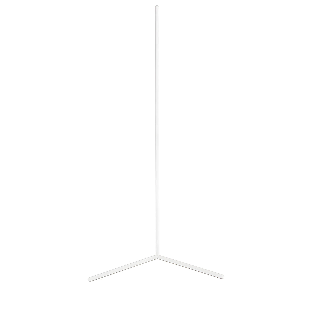Bílá rohová lampa se svislou tyčí a dvěma rameny podstavce, vypnutá, na bílém pozadí. 8