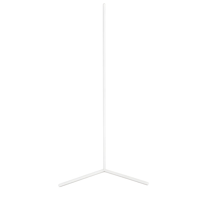 Bílá rohová lampa se svislou tyčí a dvěma rameny podstavce, vypnutá, na bílém pozadí. 8