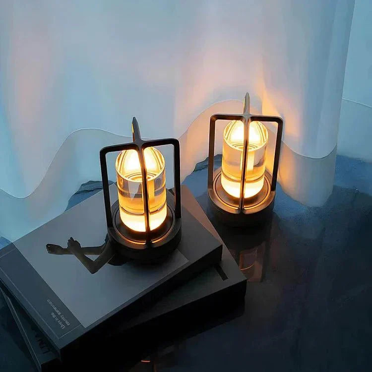 Zwei LED-Kristall-Tischlampen, warmweißes Licht, modernes Design, auf dunklem Tisch.