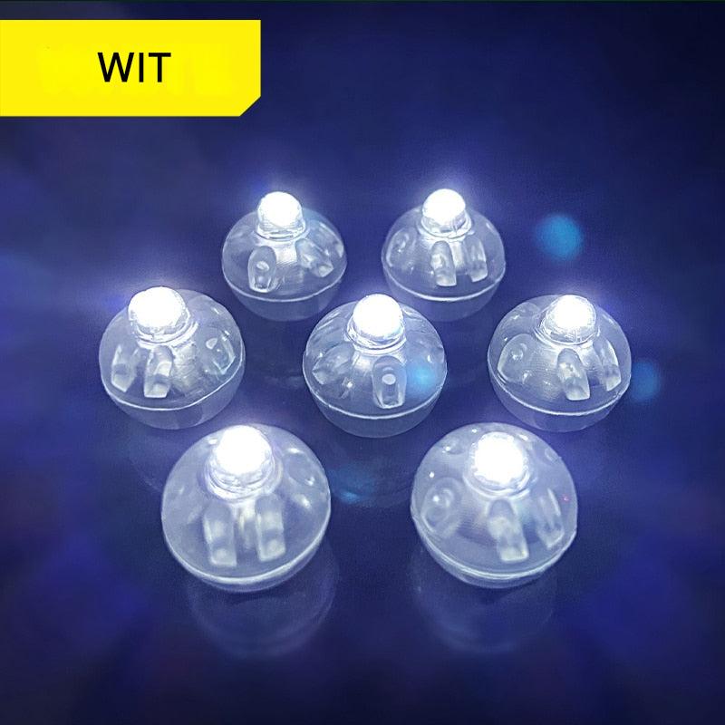 Sieben weiße LED-Lichter auf dunklem Hintergrund, ideal für Dekoration und Beleuchtung.