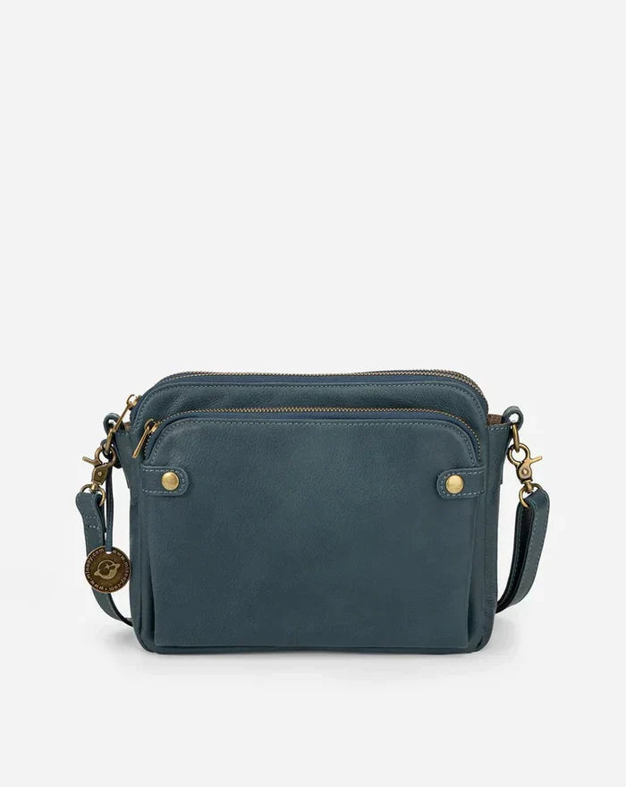 Blaue Leder-Crossbody-Tasche mit Reißverschluss und verstellbarem Schulterriemen.