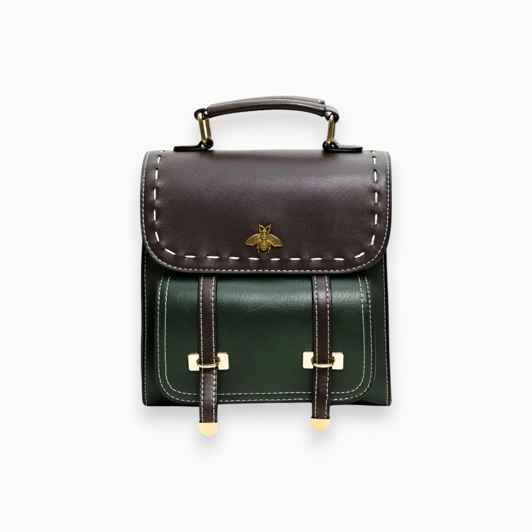 Grüner Leder-Rucksack mit brauner Klappe und Bienen-Emblem, modisch und elegant.