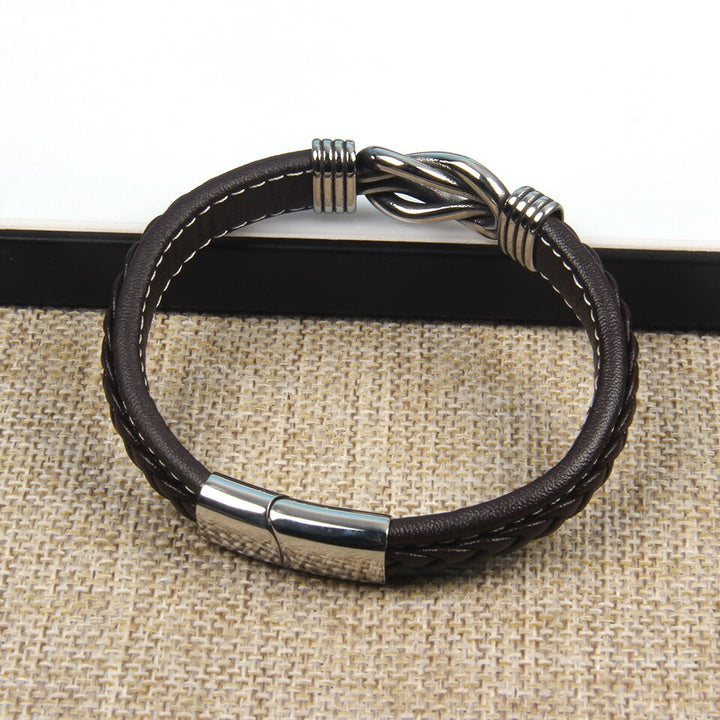 Braunes Lederarmband mit Edelstahlverschluss, geflochten, Herrenmode, Schmuckaccessoire.
