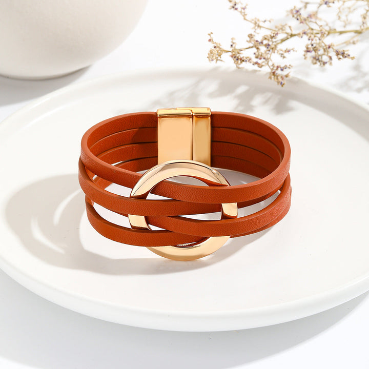 Braunes Lederarmband mit goldener Schnalle, modisches Accessoire, elegantes Design.