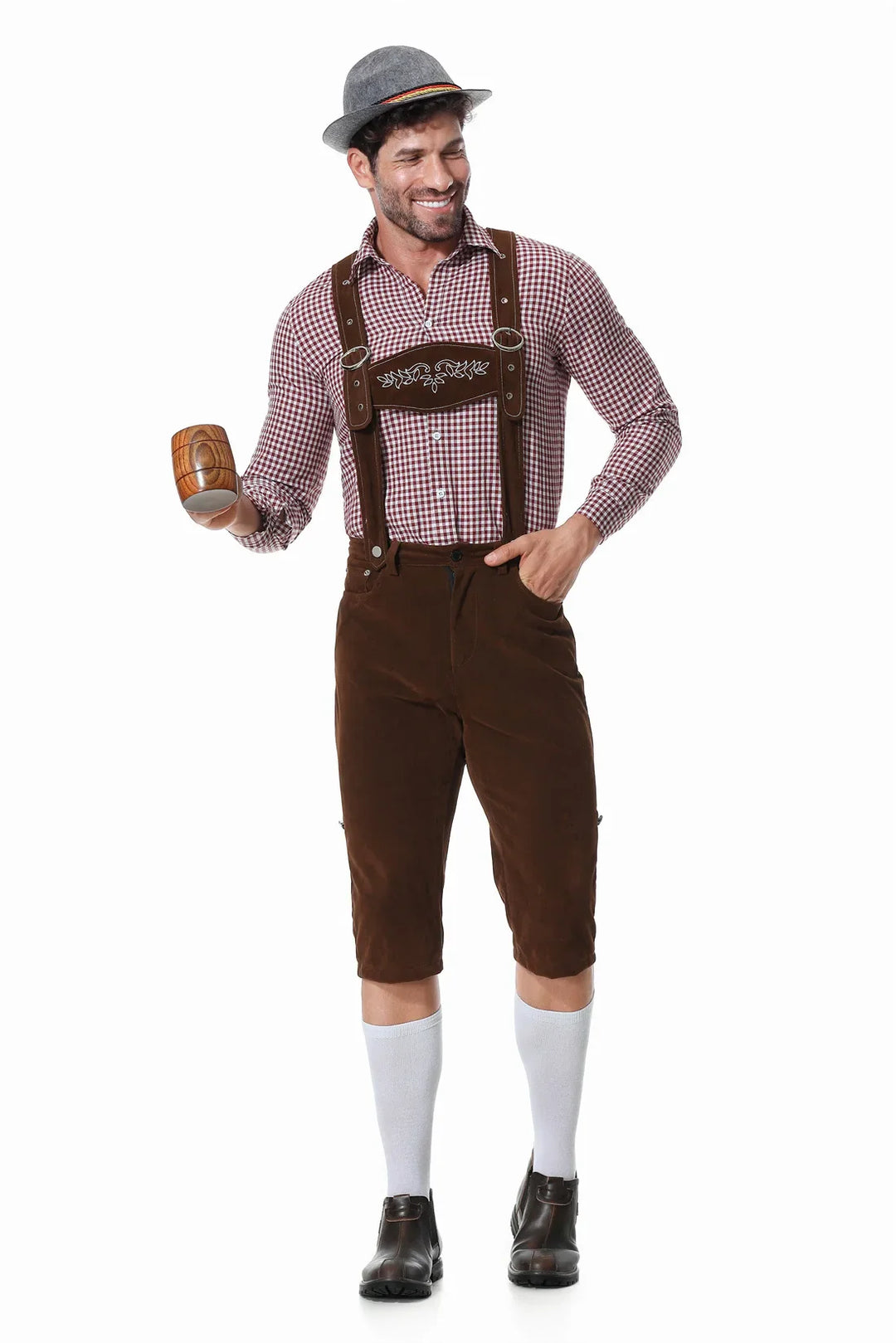Mann in traditioneller bayerischer Tracht mit Lederhose, kariertem Hemd und Bierkrug.