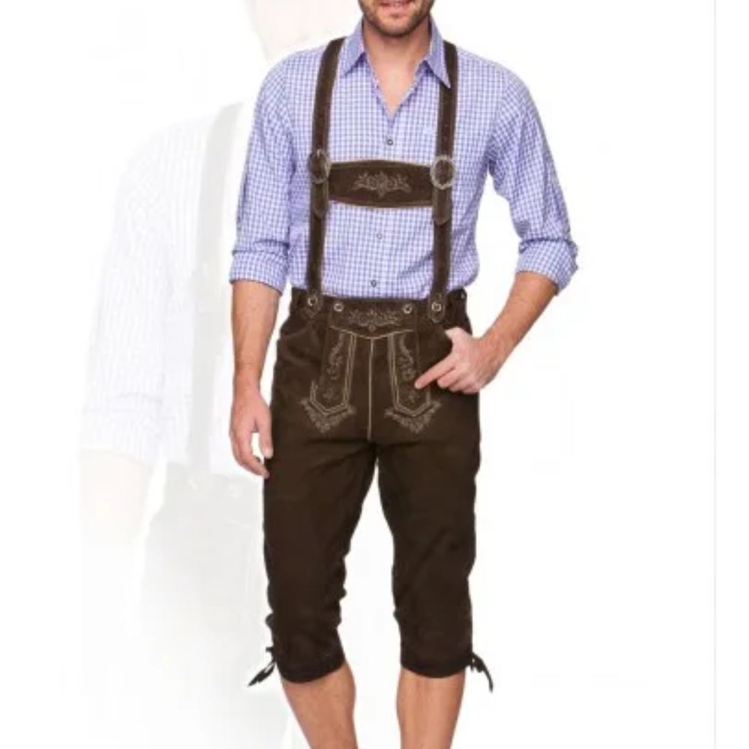 Mann in brauner Lederhose und blau-weiß kariertem Hemd, traditionelles bayerisches Trachtenoutfit.