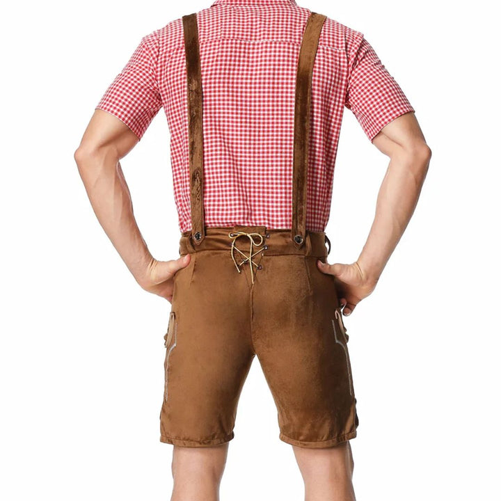 Mann in brauner Lederhose mit Hosenträgern und rotem Karohemd, Rückansicht, Oktoberfestmode.