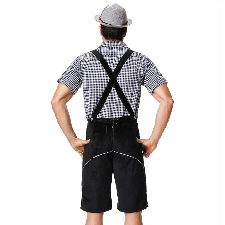 Mann in kariertem Hemd und schwarzer Lederhose mit Hosenträgern, Rückansicht, traditionell.