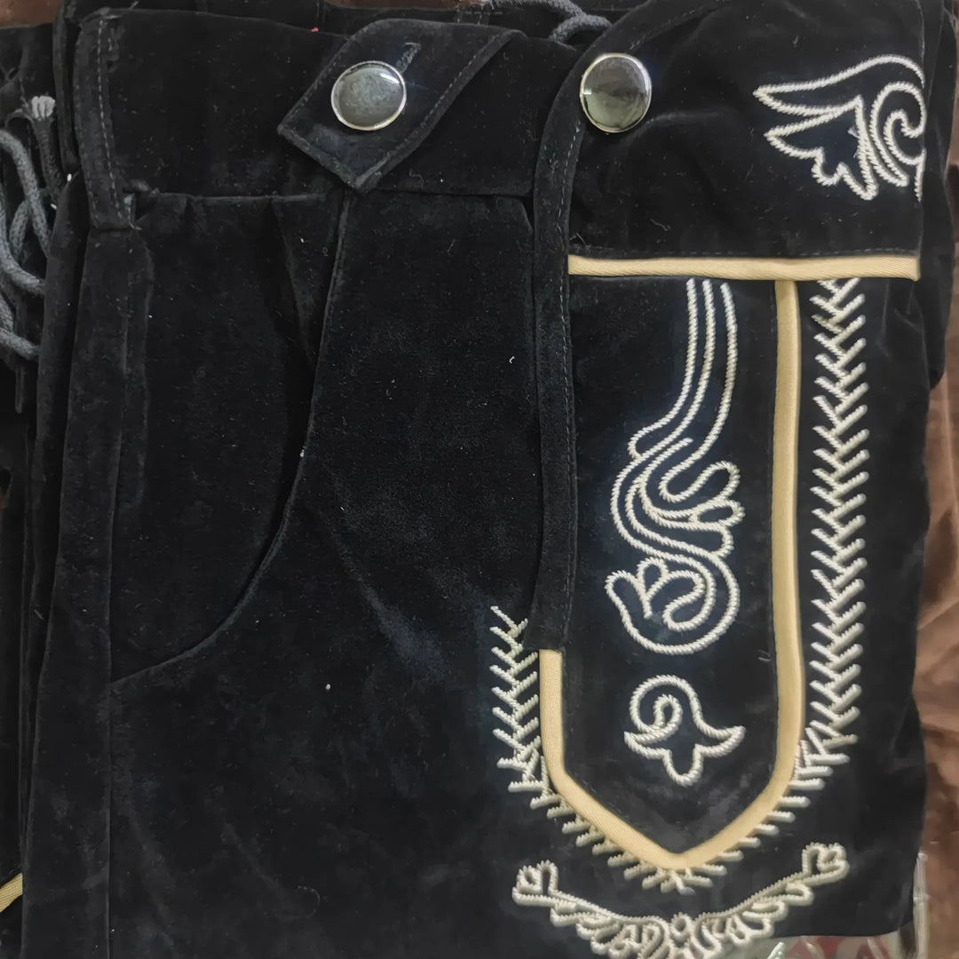 Schwarze Lederhose mit Stickerei, Trachtenmode, traditionell, Knöpfe, Detailansicht.