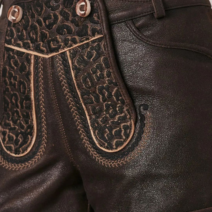 Dunkelbraune Lederhose mit Stickerei, traditionell, Trachtenmode, Detailansicht, Herrenmode.