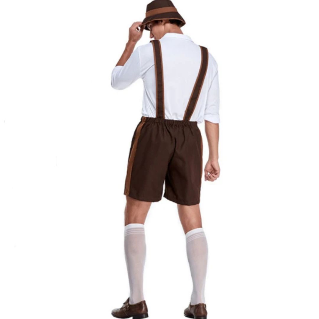 Mann in brauner Lederhose mit Hosenträgern, weißem Hemd und Hut, Oktoberfest-Outfit.