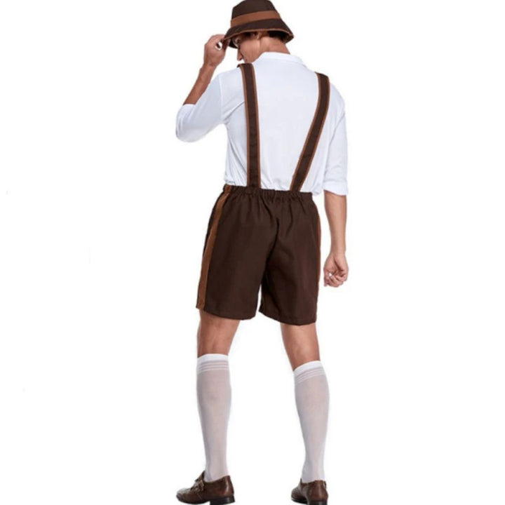 Mann in brauner Lederhose mit Hosenträgern, weißem Hemd und Hut, Oktoberfest-Outfit.