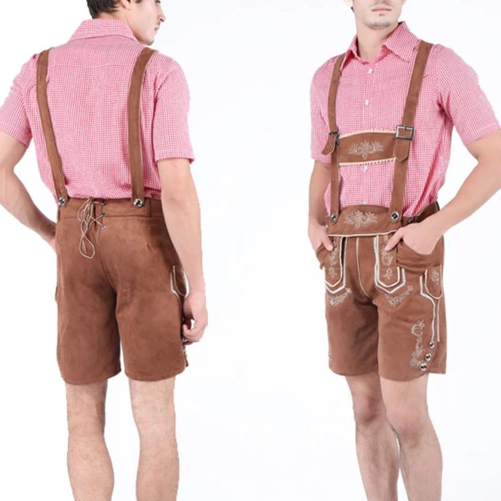 Zwei Männer in braunen Lederhosen mit rotem Karohemd, traditionell bayerische Tracht.