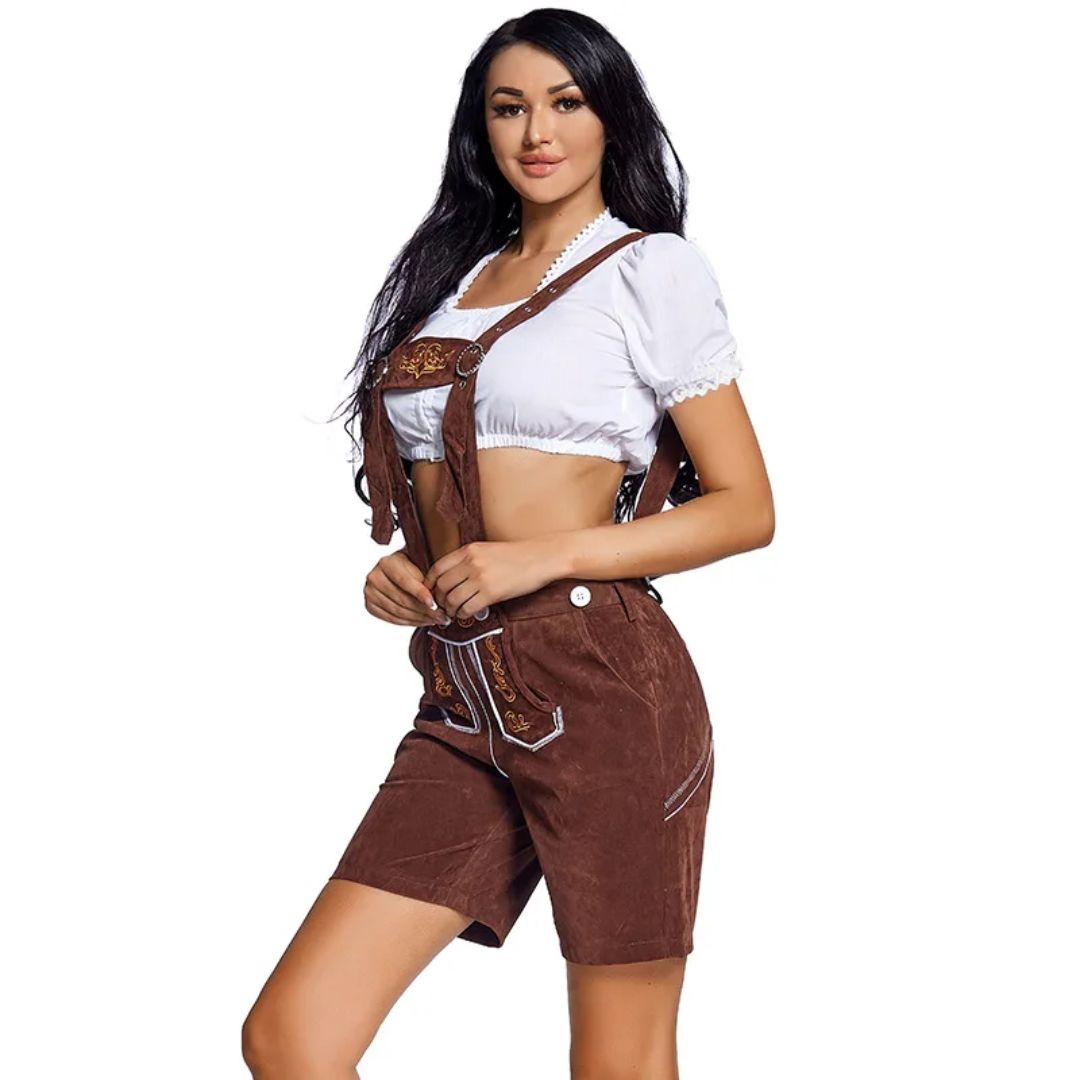 Frau in brauner Lederhose und weißer Bluse, traditionelles bayerisches Outfit, Oktoberfest.