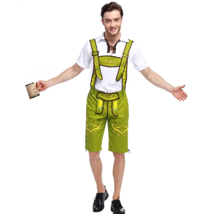 Mann in grüner Lederhose mit weißem Hemd, traditionelles bayerisches Outfit, Oktoberfest-Kleidung.