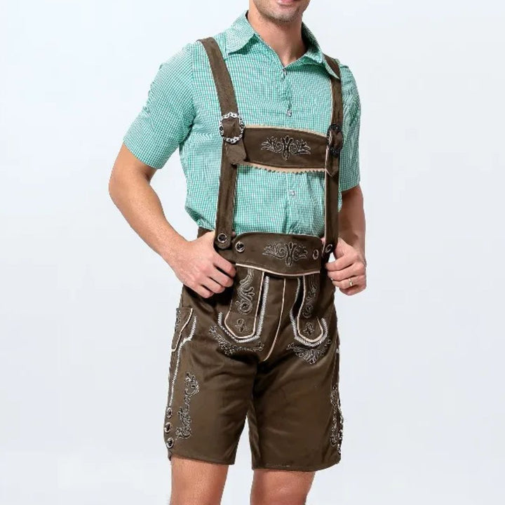 Mann in traditioneller brauner Lederhose mit grüner Trachtenhemd, bayerische Trachtenmode.