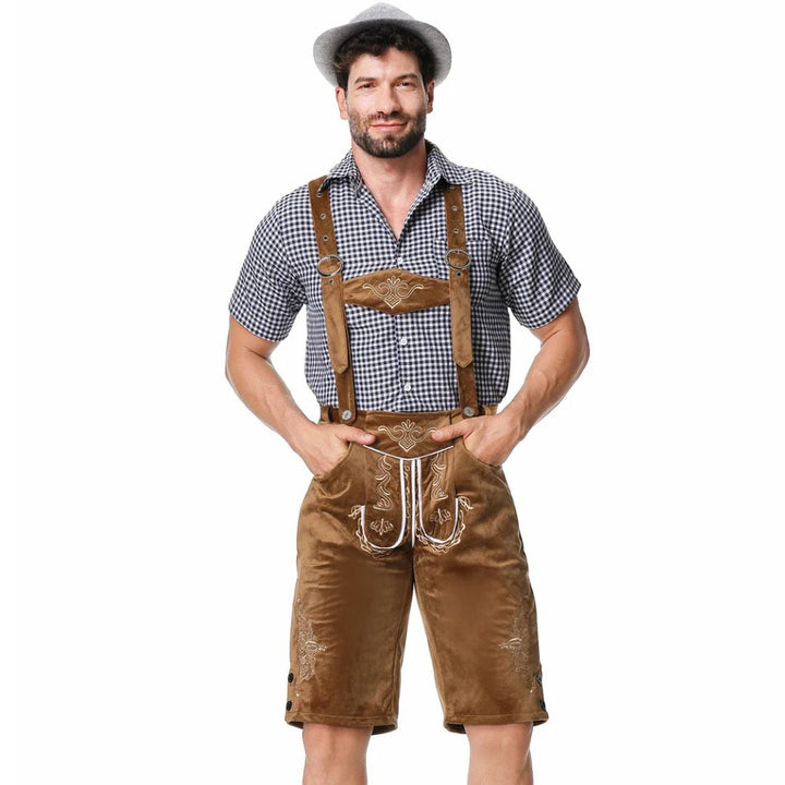 Mann in brauner Lederhose und kariertem Hemd, traditionelles bayerisches Trachtenoutfit.