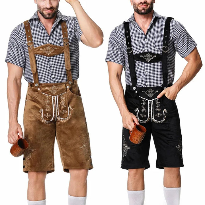 Zwei Männer in traditionellen Lederhosen, braun und schwarz, mit karierten Hemden und Bierkrügen.