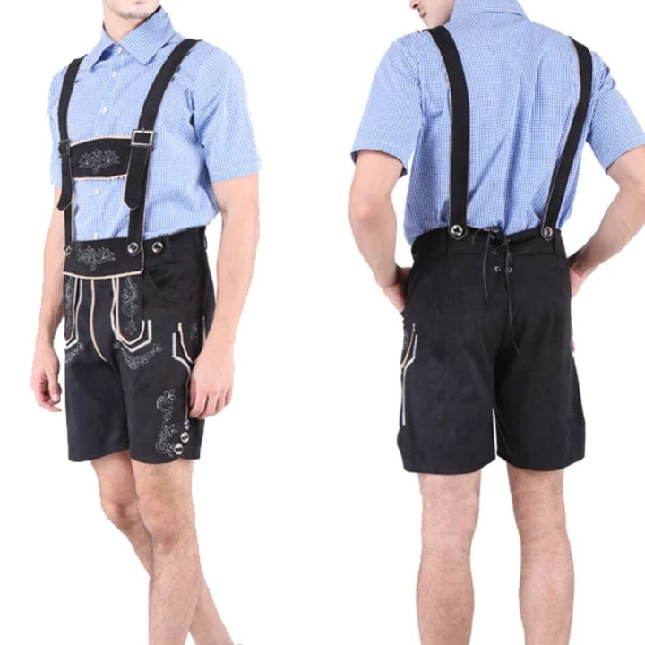 Mann in blauer Trachtenhemd und schwarzer Lederhose mit Hosenträgern, traditionell bayerisch.