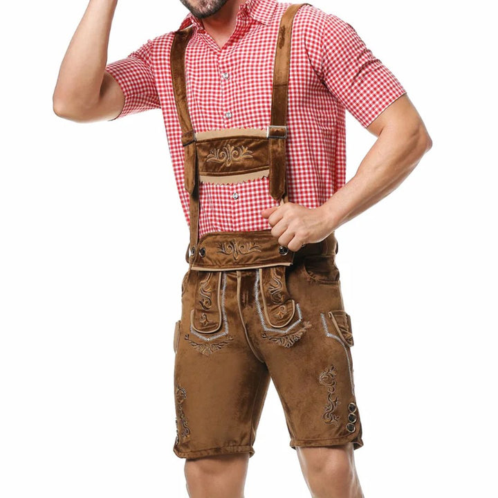 Mann in traditioneller brauner Lederhose mit rotem Karohemd, bayerische Trachtmode.