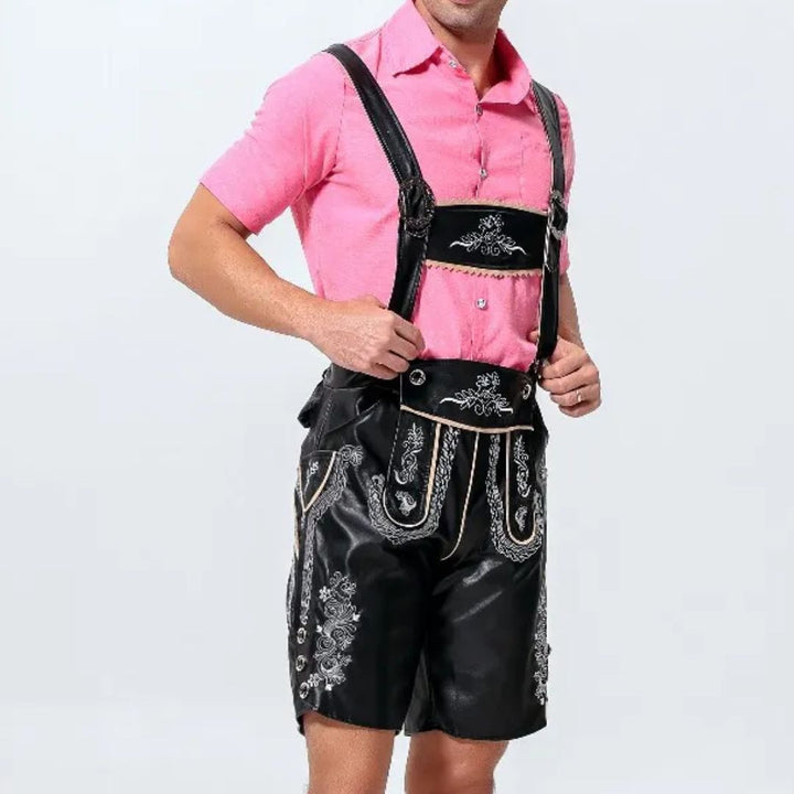 Mann in traditioneller Lederhose mit rosa Hemd, Trachtenmode, Oktoberfest, schwarz, bestickt.