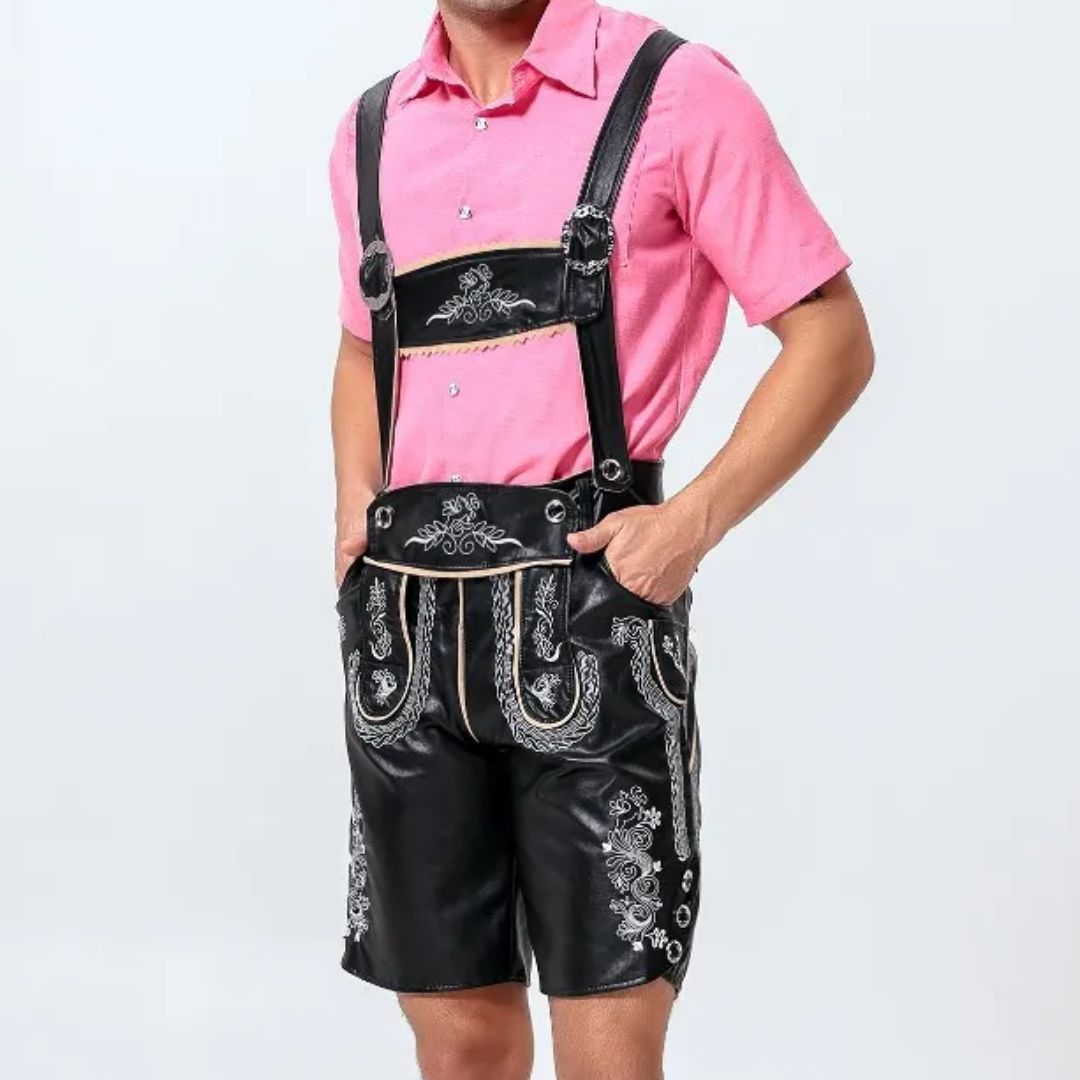 Mann in schwarzer Lederhose mit Stickerei, rosa Hemd, traditionell bayerische Tracht.